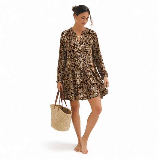 "Leopard Groove: Vestido de Playa"