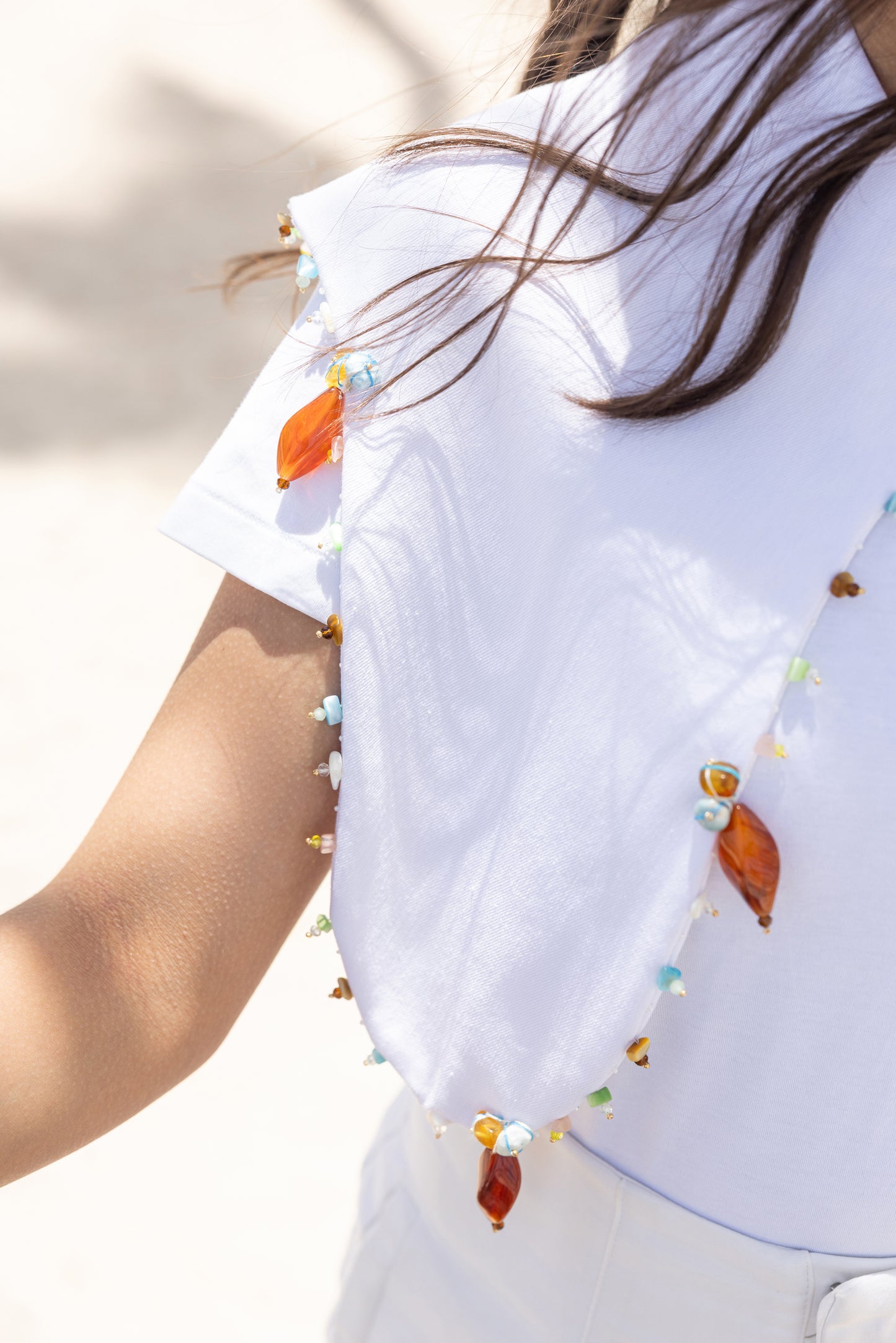 "Café en el Campo: White Shirt Collar "