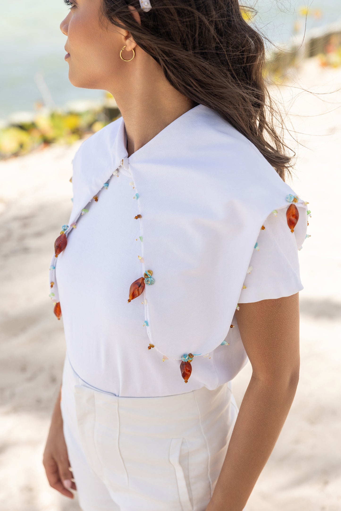 "Café en el Campo: White Shirt Collar "