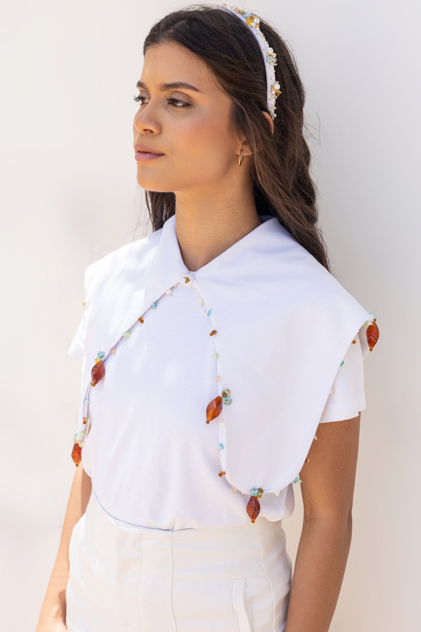 "Café en el Campo: White Shirt Collar "