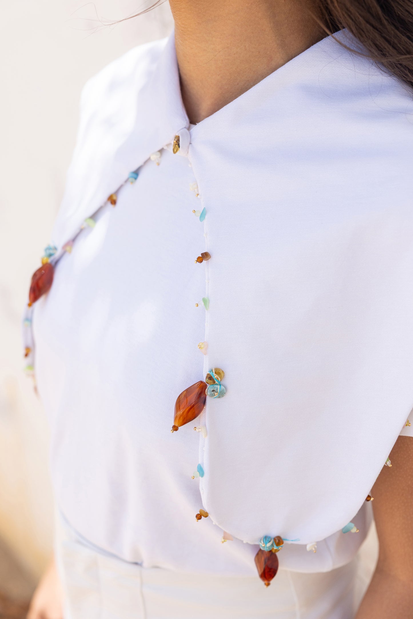 "Café en el Campo: White Shirt Collar "