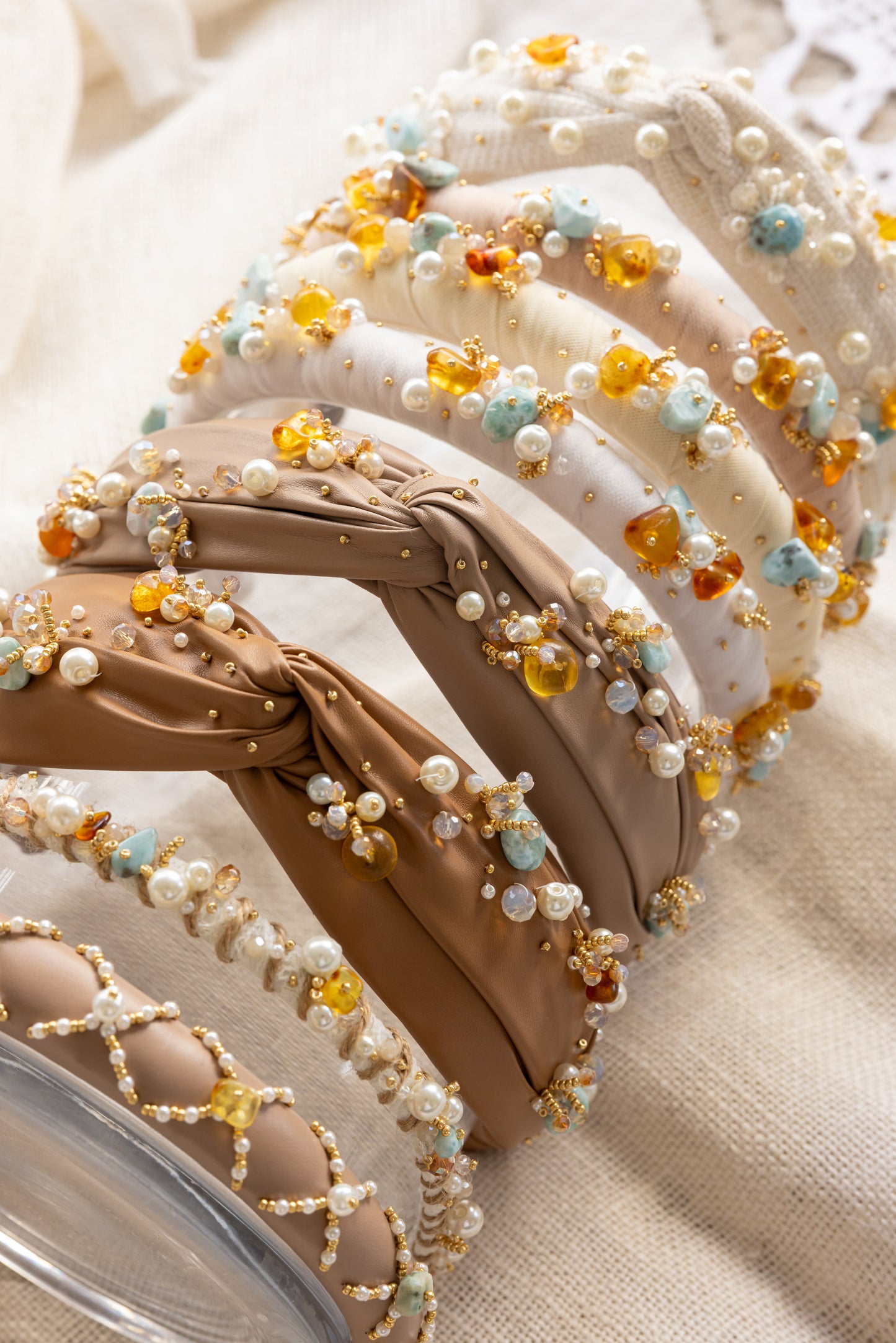 "4.40 White: Diadema Bolena"