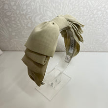 Cargar imagen en el visor de la galería, “Bow Loving: Olive”