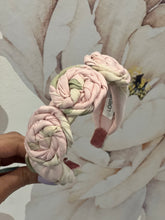Cargar imagen en el visor de la galería, „The Rosette: Pale Pink“