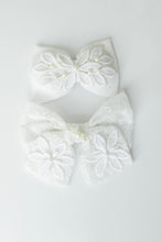 Cargar imagen en el visor de la galería, &quot;White Gardenia: Bow&quot;